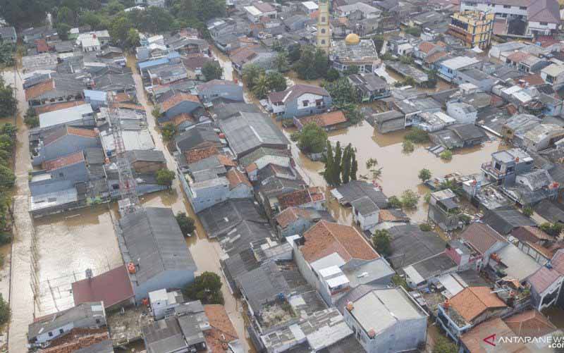Foto udara banjir di Cipinang Melayu, Jakarta Timur, Sabtu (20/2/2021). Menurut warga banjir diakibatkan luapan Kali Sunter pada pukul 03.00 WIB dan sebanyak 300 Kepala Keluarga (KK) sudah dievakuasi ke pengungsian. (foto : ANTARA FOTO/Fakhri Hermansyah/hp)