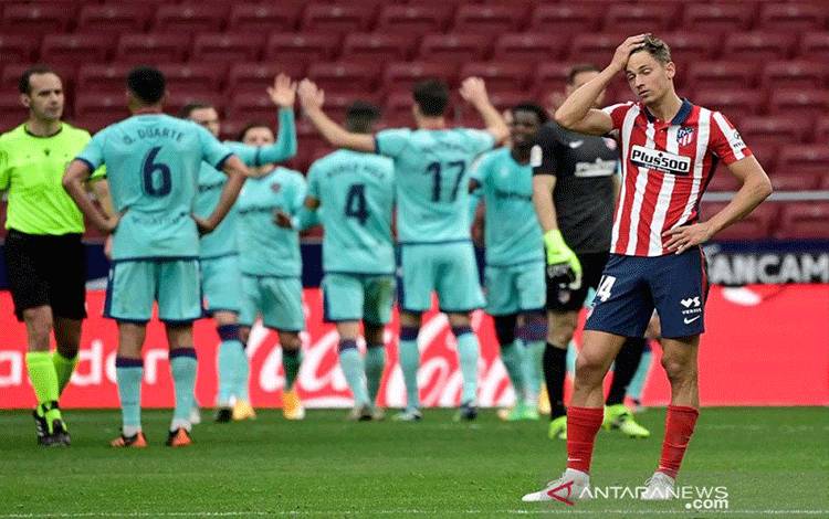 Reaksi gelandang Atletico Madrid Marcos Llorente saat Levante mencetak gol kedua pada pertandingan Liga Spanyol yang dimainkan di Stadion Wanda Metropolitano, Madrid, Sabtu (20/2/2021). (ANTARA/AFP/JAVIER SORIANO)