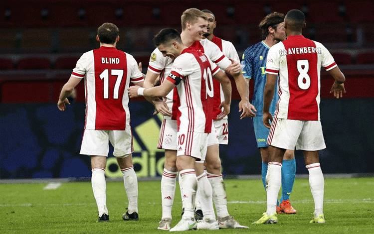 Kapten Ajax Amsterdam asal Serbia, Dusan Tadic, dan pemain bertahan Perr Schuurs merayakan gol ketiga yang dicetak ke gawang Sparta Rotterdam pada pertandingan di Johan Cruijff Arena, Amsterdam, Minggu (21/1/2021). ANTARA/AFP/ANP/Maurice Van Steen