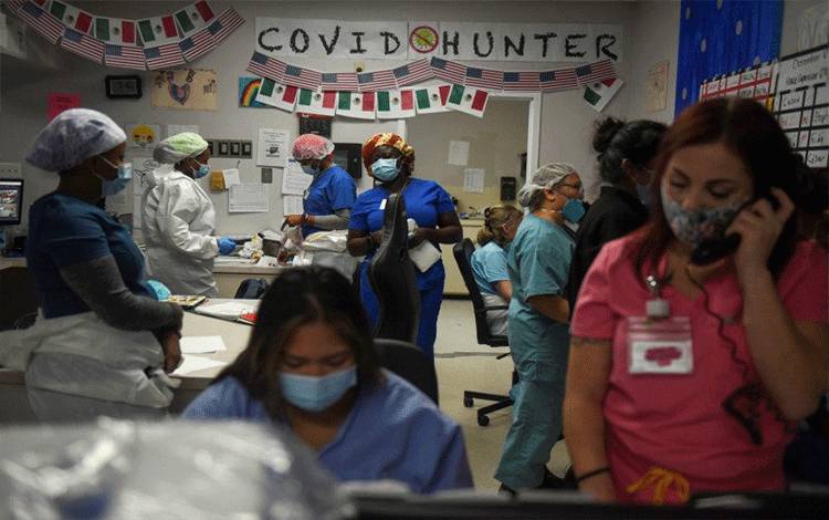 Tenaga kesehatan bekerja di dalam unit penanganan penyakit virus korona (COVID-19) di United Memorial Medical Center saat Amerika Serikat hampir mencapai angka 300.000 kematian, di Houston, Texas, Amerika Serikat, Sabtu (12/12/2020). Foto diambil tanggal 12 Desember 2020. ANTARA FOTO/REUTERS/Callaghan O'Hare/rwa/cfo (REUTERS/CALLAGHAN O'HARE)