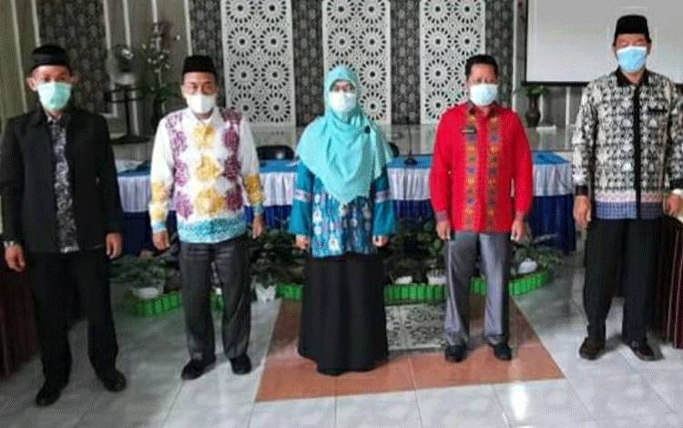 Plt Kepala Kemenag Kapuas, H Hamidhan bersama dengan Kassubag BDK Banjarmasin, Mukhiar seusai pelatihan.