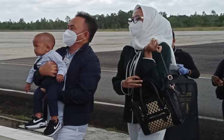 Gubernur Kalteng, Sugianto Sabran beberapa saat setelah mendarat di Bandara Iskandar, Pangkalan Bun, Kobar, Senin 22 Februari 2021