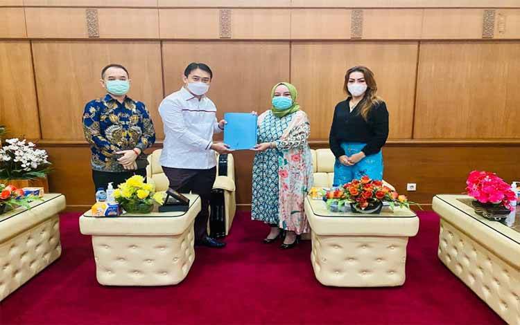 Wakil Ketua III DPRD Kalteng, Faridawaty Darland Atjeh bersama anggota saat Kunker di DPRD Riau, Senin 22 Februari 2021