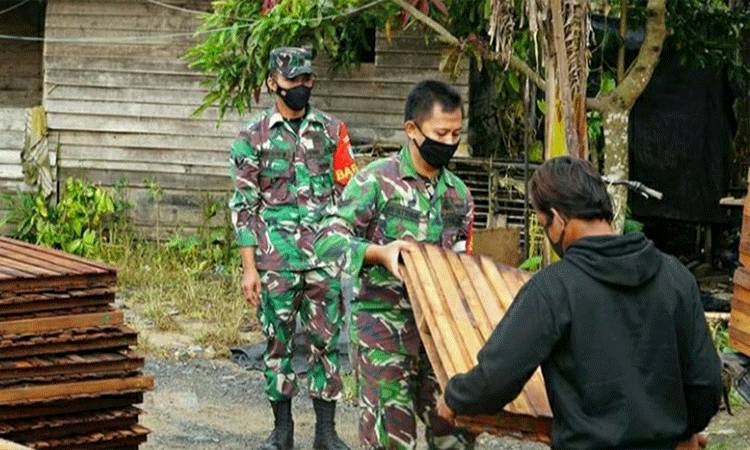 Personel Kodim 1011 Kuala Kapuas saat mengirimkan material yang akan digunakan untuk TMMD di Desa Saka Lagun, Kecamatan Pulau Petak.