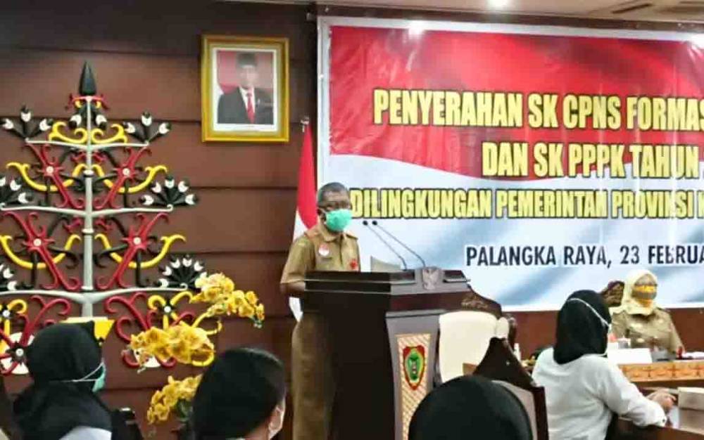 Kepala BKD Kalteng, Katma F Dirun menyampaikan sambutan saat penyerahan SK CPNS dan PPPK di Aula Eka Hapakat Kantor Gubernur Kalteng, Selasa, 23 Februari 2021.