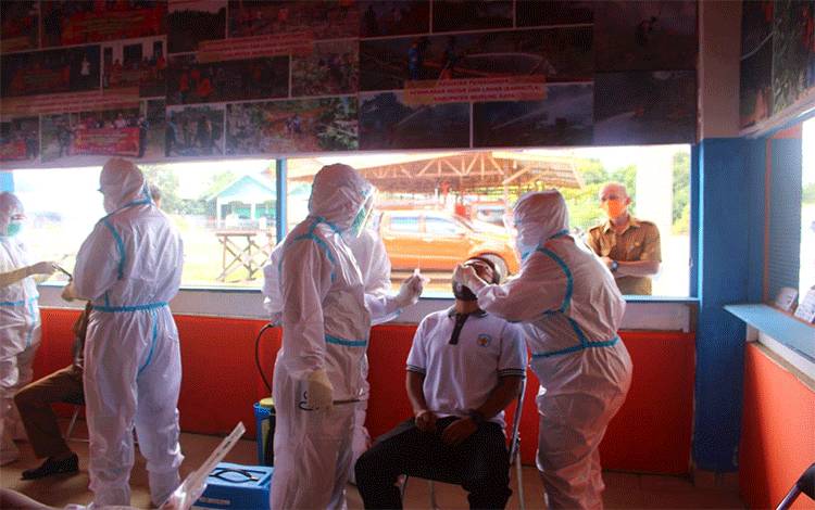 ILUSTRASI - Pelaksanaan swab yang dilakukan di BPBD Murung Raya pasca beberapa personel di sana terkonfirmasi positif Covid-19. Di tengah pandemi ASN diminta tidak malah bekerja.