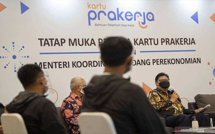 Menteri Koordinator Bidang Perekonomian Airlangga Hartarto (kanan) menyampaikan paparannya di hadapan sejumlah peserta Kartu Prakerja di Jakarta, Selasa (15/12/2020). ANTARA FOTO/Aditya Pradana Putra/aww.