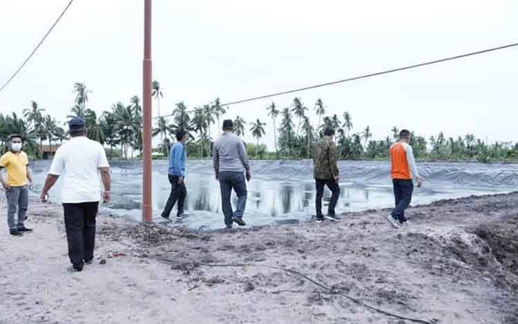 Bupati Sukamara, Windu Subagio dan Wabup Sukamara, H Ahmadi saat memantau proses pembangunan tambak udang di Kecamatan Pantai Lunci.