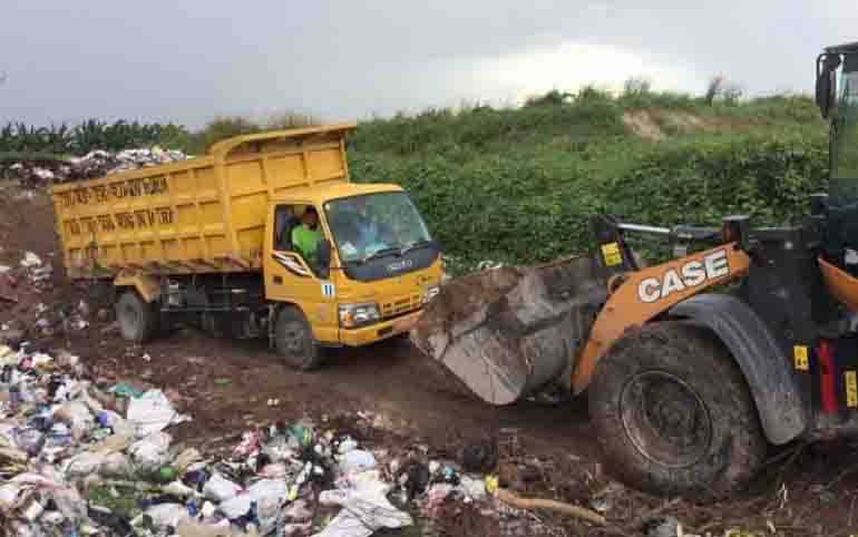 Armada angkutan membuang sampah di tempat pembuangan akhir Translik Pasir Panjang, Kobar