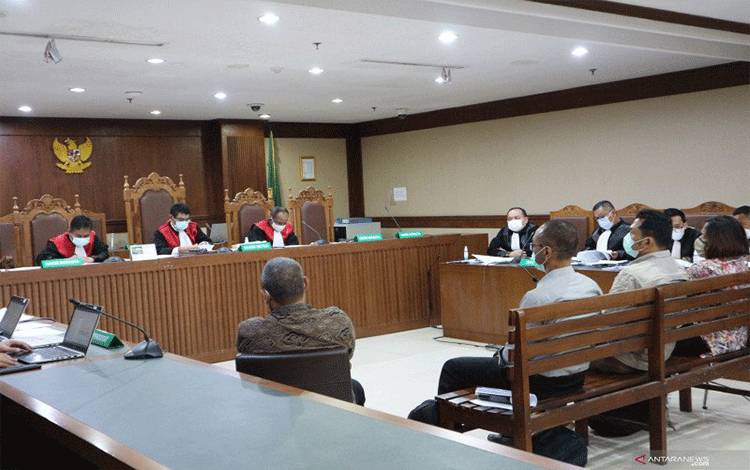 Jaksa Penuntut Umum (JPU) KPK menghadirkan 4 orang saksi secara tatap muka dan 2 saksi melalui "video conference" untuk terdakwa Suharjito yang didakwa menyuap mantan Menteri Kelautan dan Perikanan Edhy Prabowo senilai total Rp2,146 miliar di pengadilan Tindak Pidana Korupsi (Tipikor) Jakarta, Rabu (17/2). (Desca Lidya Natalia)