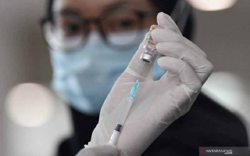 Petugas kesehatan menyiapkan vaksin COVID-19 yang akan diberikan pada tenaga kesehatan di Rumah Sakit Darurat (RSD) Wisma Atlet, Kemayoran, Jakarta, Selasa (26/1/2021). Pemerintah menargetkan vaksinasi COVID-19 pada seluruh sasaran bisa selesai akhir tahun 2021. (foto : ANTARA FOTO/M Risyal Hidayat/foc.)