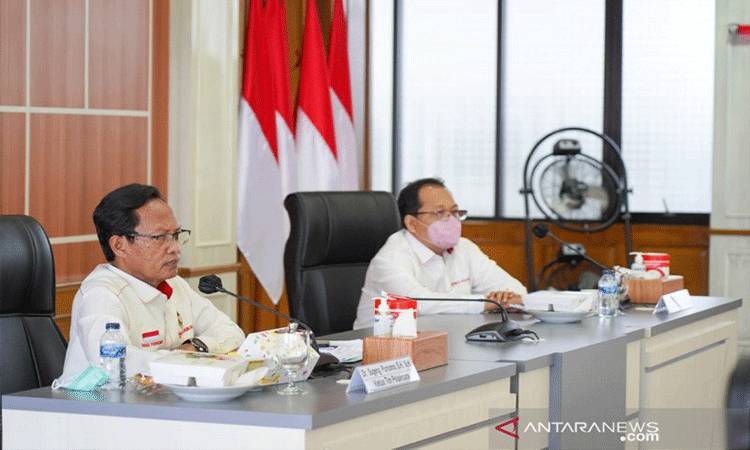Ketua Kajian UU ITE Sugeng Purnomo (kiri) saat menggelar rapat di Kantor Kemenko Polhukam, Jakarta, Rabu (24-2-2021). (ANTARA/HO-Humas Kemenko Polhukam)