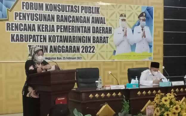 Bupati Kobar, Nurhidayah memberikan sambutan saat konsultasi publik RKPD 2022 di kantor Bappeda, Kamis, 25 Februari 2021.