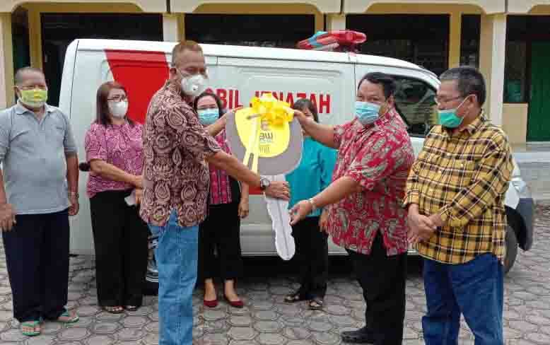 Bantuan ambulans dari Aspirasi Mukhtarudin diserahkan pada pengurus GKE di Jalan Diponegoro Kelurahan Raja Kecamatan Arut Selatan
