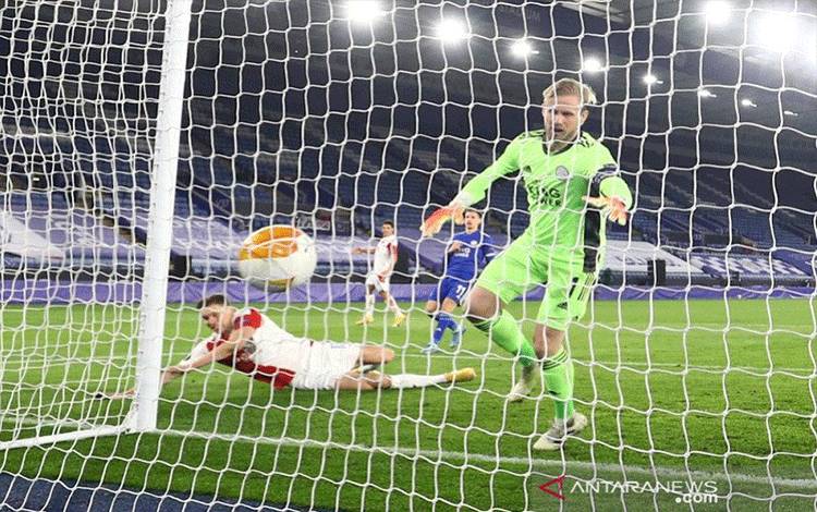 Kiper Leicester City Kasper Schmeichel (kanan) tak berkutik ketika gelandang serang Slavia Praha Lukas Provod mencetak gol dalam leg kedua babak 32 besar Liga Europa di Stadion King Power, Leicester, Inggris, Kamis (25/2/2021) waktu setempat. (ANTARA/REUTERS/Hannah McKay)