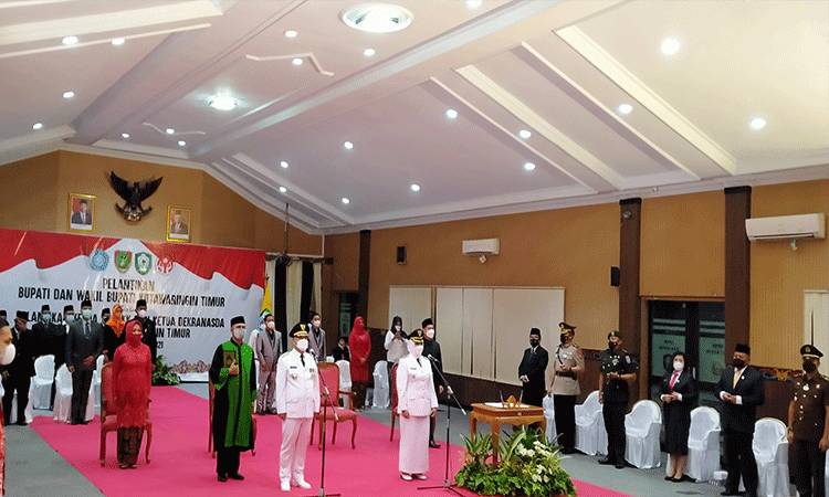 Suasana pengambilan sumpah jabatan dan pelantikan Bupati Kotawaringin Timur H Halikinnor dan Wakil Bupati Kotawaringin Timur, Irawati.