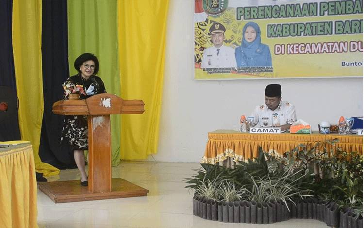 Wakil Bupati Barito Selatan, Satya Titiek Atyani Djoedir, memberikan sambutan pada musrenbang di Kecamatan Dusun Selatan, Jumat.