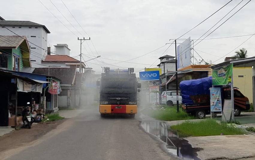 Penyemprotan disinfektan di Kuala Pembuang menggunakan AWC, Sabtu, 27 Februari 2021.