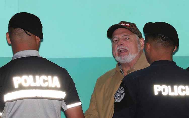 Mantan presiden Panama Ricardo Martinelli berteriak ke arah media saat meninggalkan Pengadilan Elektoral di Panama City, Panama, Jumat (26/4/2019)