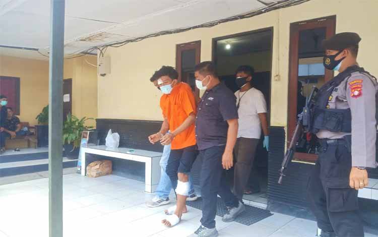 Polisi menggiring pelaku Jambret serta perampok saat di Polresta Palangka Raya