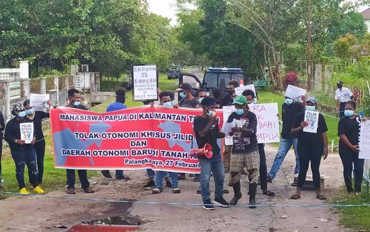 Mahasiswa Papua UPR saat menggelar aksi damai