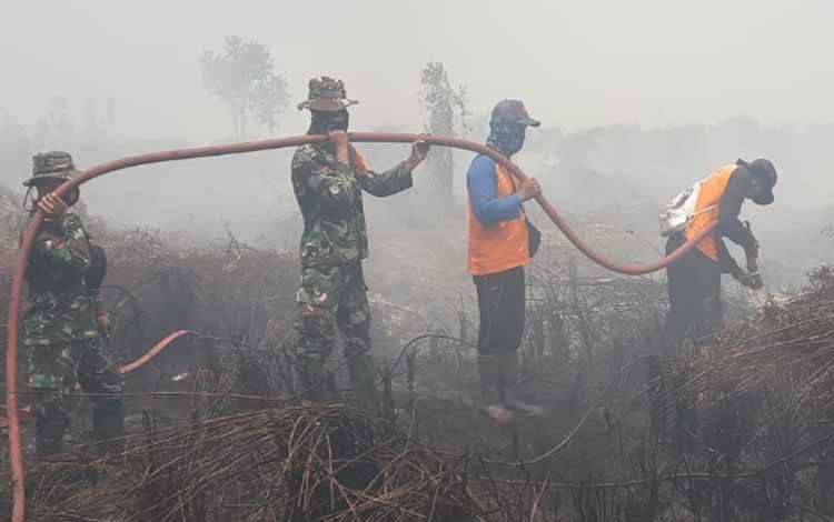 Anggota tim gabungan sedang berupaya memadamkan api dilokasi karhutla yang berada di Km 12 Jalan Pangkalan Bun - Kolam, Sabtu 27 Februari 2021