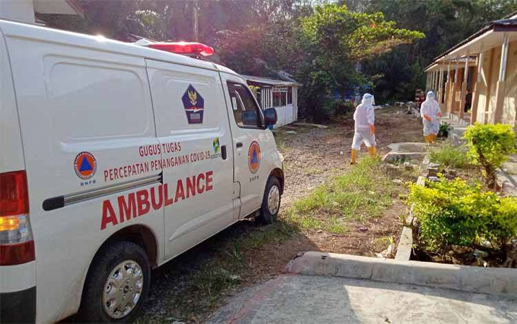 Ambulans Gugus Tugas Covid-19 Barito Timur saat mengantar pasien covid-19 ke tempat isolasi