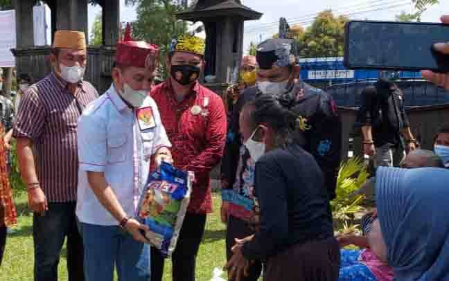 Ketua DAD Kalteng, Agustiar Sabran memberikan bantuan sosial kepada lansia dan warga kurang mampu di Desa Pasir Panjang.