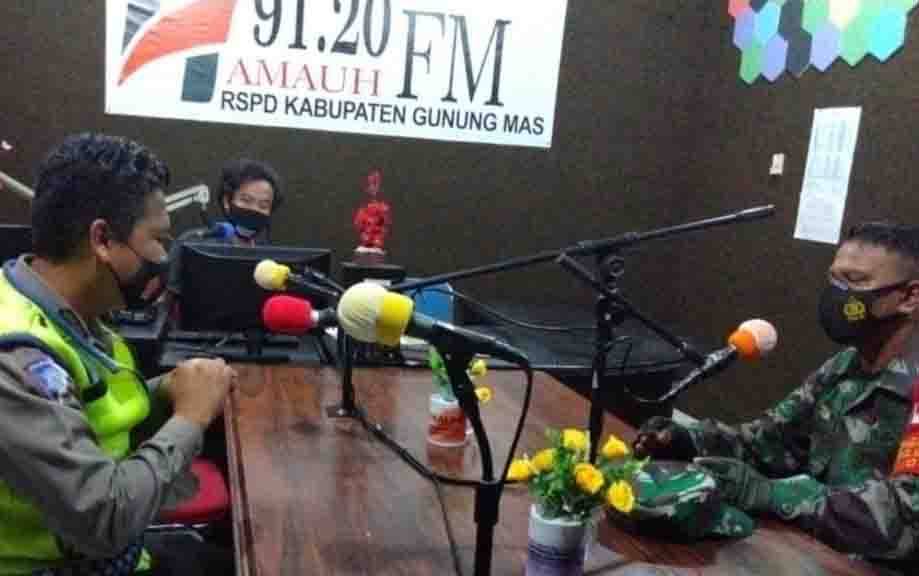 Babinsa Koramil 1016-06/Kurun, Serda Stevi Alimin bersama kepolisian setempat melalui Komsos edukasi prokes melalui pemancar Radio FM, Minggu, 28 Februari 2021.
