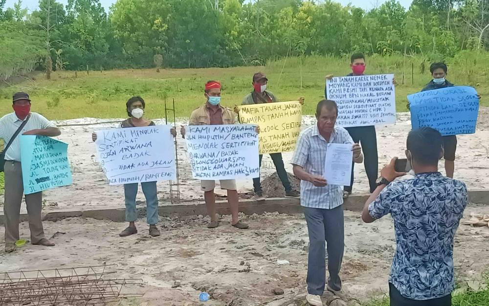 Sejumlah warga Jalan Hiu Putih dan Banteng, Kecamatan Jekan Raya, Kota Palangka Raya saat orasi di tanah yang mereka klaim miliknya. 
