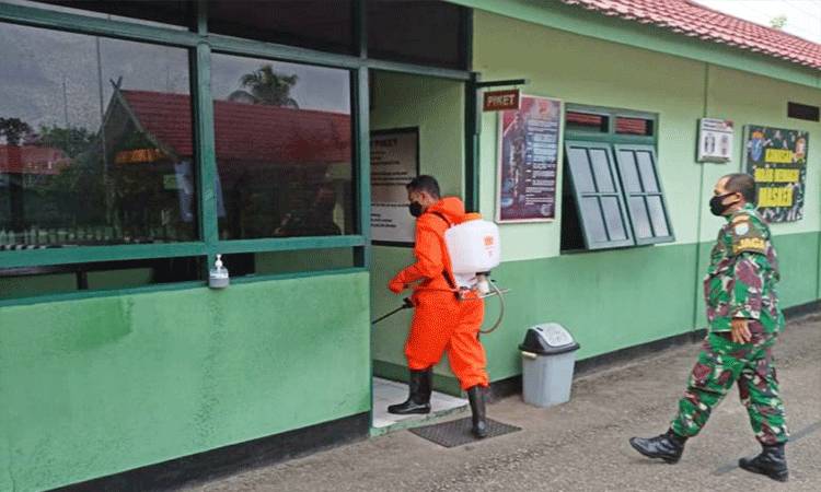 Penyemprotan disinfektan di Markas Komando Distrik Militer (Makodim) 1013 Mtw, Minggu, 28 Februari 2021.