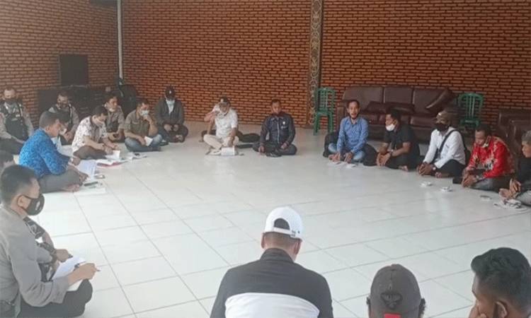 Rapat mediasi masalah lahan plasma masyarakat Kecamatan Mentaya Hulu dengam PT KMA yang dilakukan oleh Komisi I DPRD Kotim.
