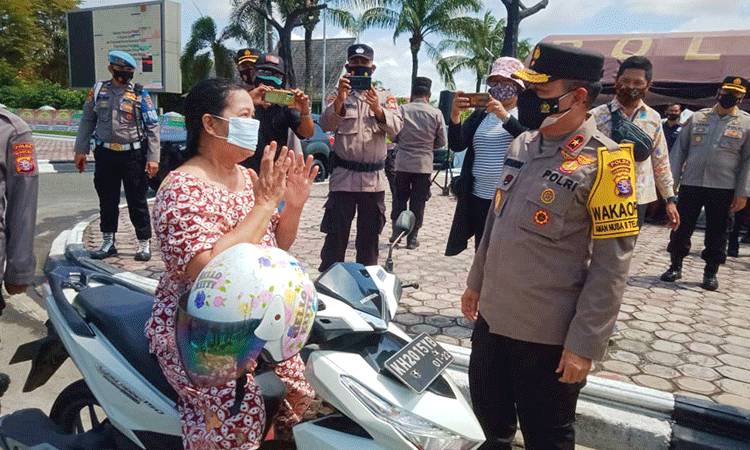 Kapolda Kalteng Irjen Dedi Prasetyo saat memberikan masker kepada pengendara motor.