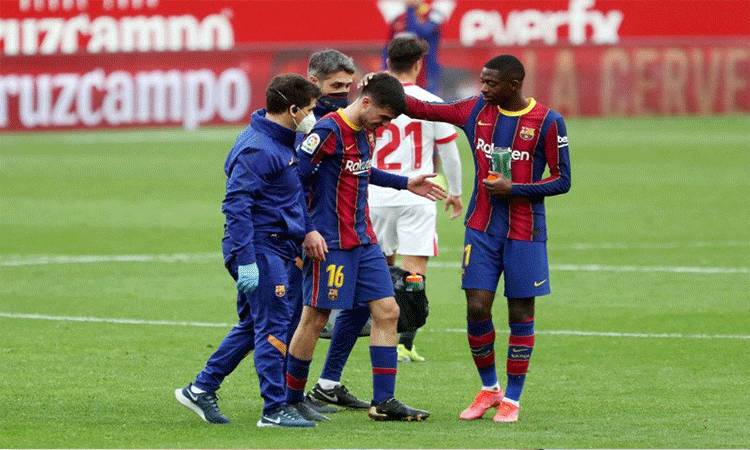 Pemain Barcelona, Pedri saat dibantu meninggalkan lapangan setelah mengalami cedera di pertandingan lawan Sevilla pada 27 Februari 2021.(fcbarcelona.com)