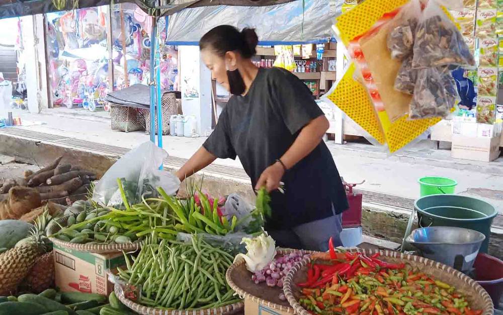 Pedagang sayuran di Pasar Tamiang Layang.