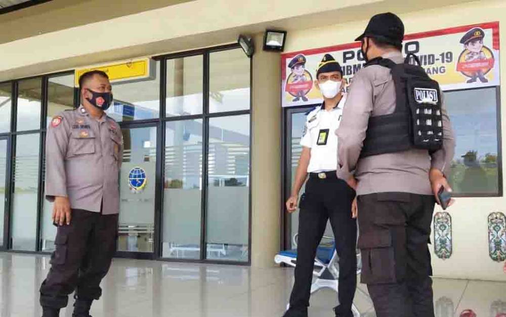 Anggota Polsek Seruyan Hilir saat memberikan sosialisasi kepada pegawai Bandara Kuala Pembuang