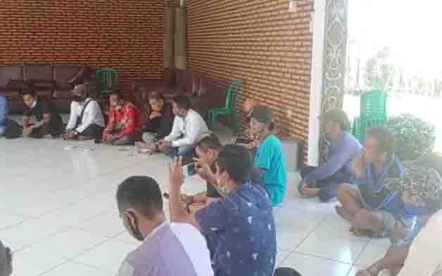 Rapat masalah pola kemitraan antara warga Desa Tangkarobah, Pahirangan dengan PT KMA