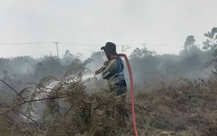 Proses pemadaman lahan yang terbakar di Km 12 Jalan Pangkalan Bun - Kotawaringin Lama, Senin 1 Maret 2021