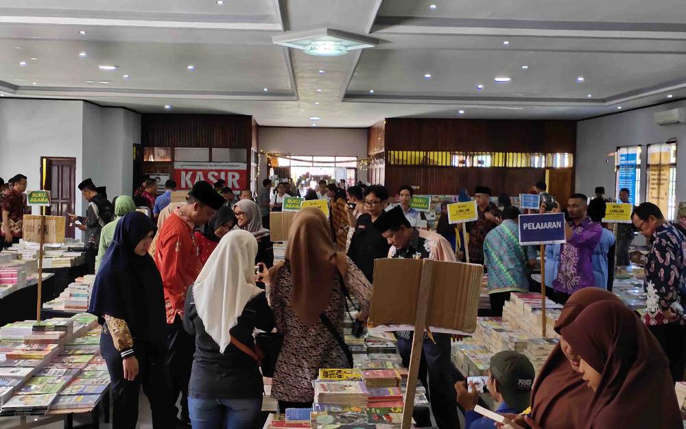 Pelajar di Sukamara saat membaca buku di acara bazar buku yang dilaksanakan di Gedung Gawi Barinjam beberapa waktu lalu.