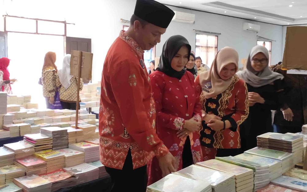 Bupati Sukamara, Windu Sibagio saat menghadiri acara bazar buku di gedung Gawi Barinjam.