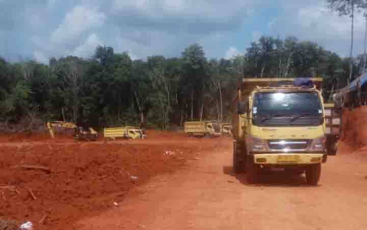 Areal lahan yang dikeruk untuk kegiatan galian C di Desa Bukit Raya, Kecamatan Cempaga Hulu, Kabupaten Kotawaringin Timur.