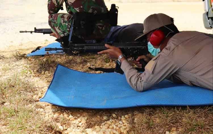 Wakil Bupati Barito Utara, Sugianto Panala Putra saat mengikuti latihan menembak, Selasa, 2 Maret 2021.