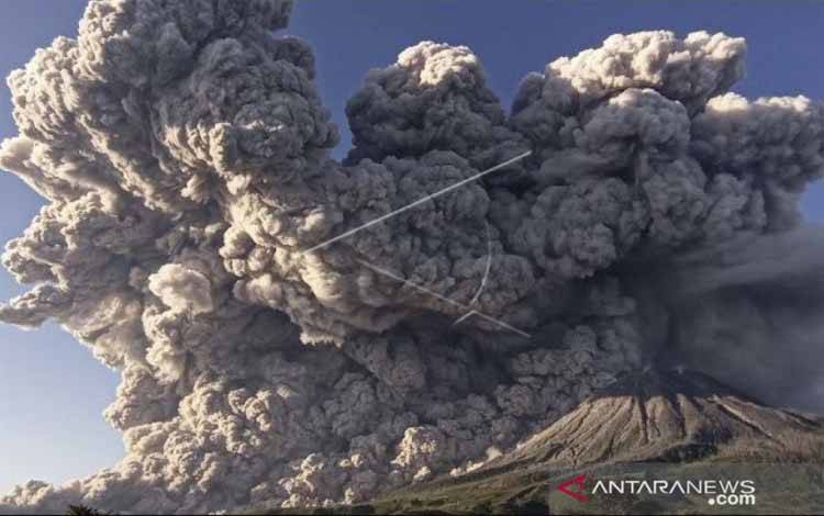 Gunung Sinabung menyemburkan material vulkanik saat erupsi di Desa Kuta Rakyat, Naman Teran, Karo, Sumatera Utara, Selasa (2/3/2021). Gunung Sinabung erupsi dengan tinggi kolom 5.000 meter di atas puncak