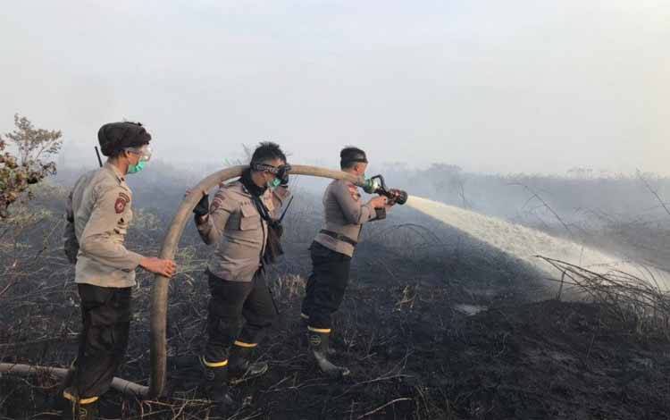Petugas kepolisian jajaran Polda Kalbar saat berusaha memadamkan kebakaran hutan dan lahan (Karhutla) di provinsi itu tahun 2021