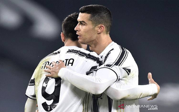 Megabintang Juventus Cristiano Ronaldo (kanan) melakukan selebrasi bersama Alvaro Morata seusai mencetak gol ketiga timnya ke gawang Spezia dalam lanjutan Liga Italia di Stadion Allianz, Turin, Italia, Selasa (2/3/2021) waktu setempat. (ANTARA/REUTERS/Massimo Pinca)