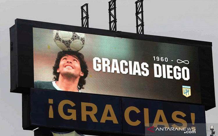 Sebuah layar menampilkan foto mendiang legenda sepak bola Diego Maradona dan ucapan Terima kasih untuk Sang Legenda 1960 - tak terhingga" sebelum pertandingan Copa Diego Maradona antara Boca Juniors melawan Newell's Old Boys di Stadion La Bombonera, Buenos Aires, Argentina, Senin (30/11/2020) dini hari