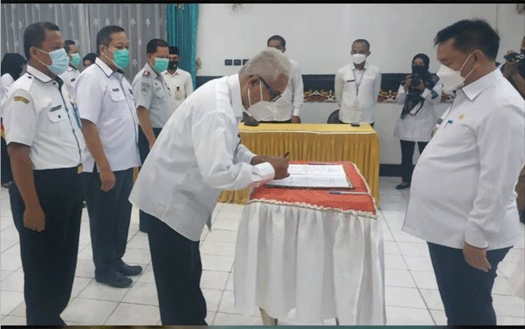 dr Faisal Novendra Cahyanto, menandatangani pengunduran diri sebagai Kepala Dinas Kesehatan Kotim, disaksikan Bupati Kotim Halikinnor, Rabu, 3 Maret 2021.
