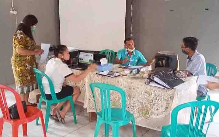 Inspektorat Barito Timur saat melakukan pemeriksaan administrasi di Kantor Desa Dorong.
