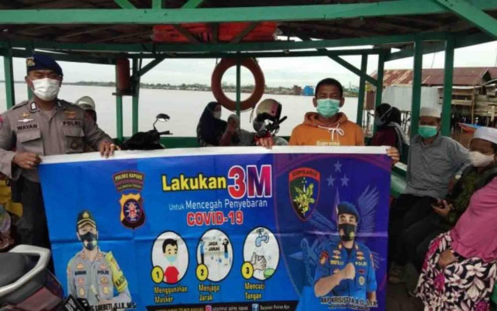 Satpolair Polres Kapuas saat memberikan imbauan penerapan protokol kesehatan kepada penumpang kapal feri penyeberangan Rabu, 3 Maret 2021.