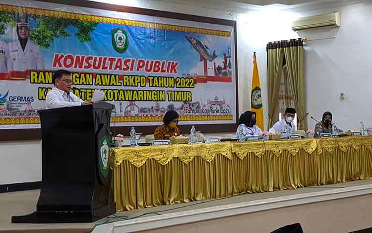 Bupati Kotim, Halikinnor menyampaikan sambutan pada Konsultasi Publik Rancangan Awal RKPD tahun 2022, Rabu, 3 Maret 2021.
